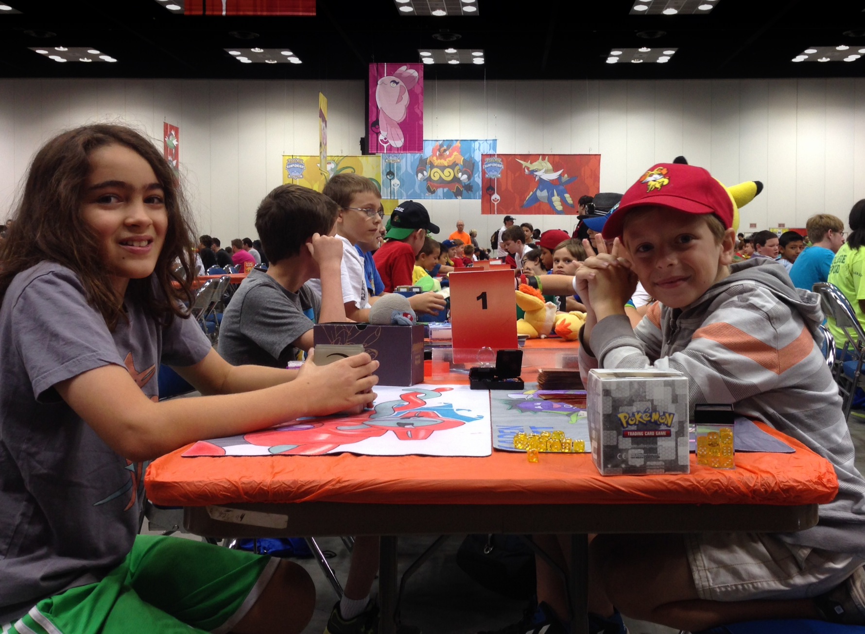 Dos jugadores en la mesa 1 del Campeonato Nacional de Pokémon TCG 2014, rodeados de cientos de entrenadores